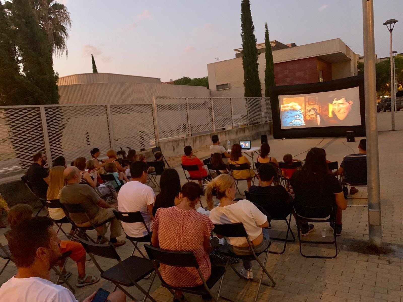 Vuelve 'Abucine', la actividad intergeneracional que une a abuelos y nietos en Málaga