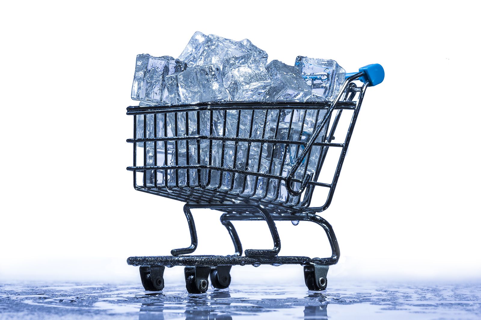 Por qué es tan difícil encontrar bolsas de hielo en los supermercados