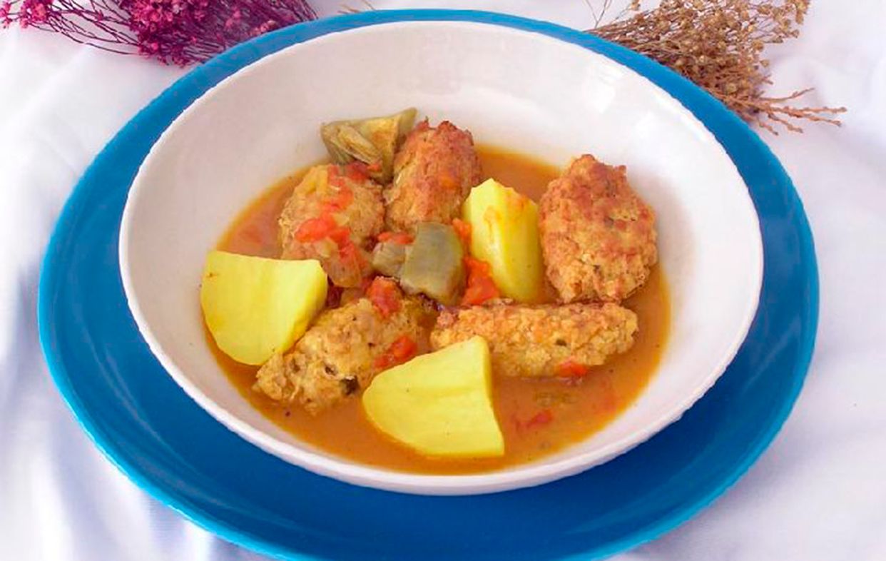 Albóndigas de bacalao con patatas y alcachofas. Foto: Región de Murcia