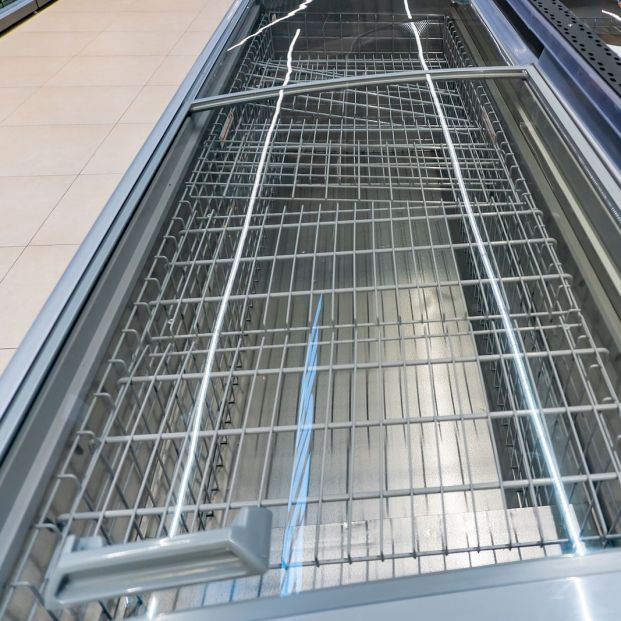 congelador del supermercado vacío sin hielo