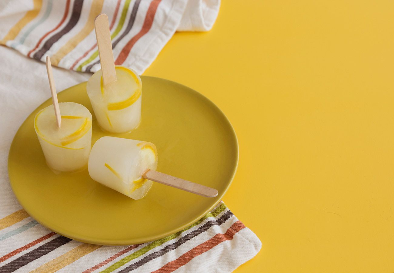 Receta de refrescantes polos de limón. Foto: bigstock