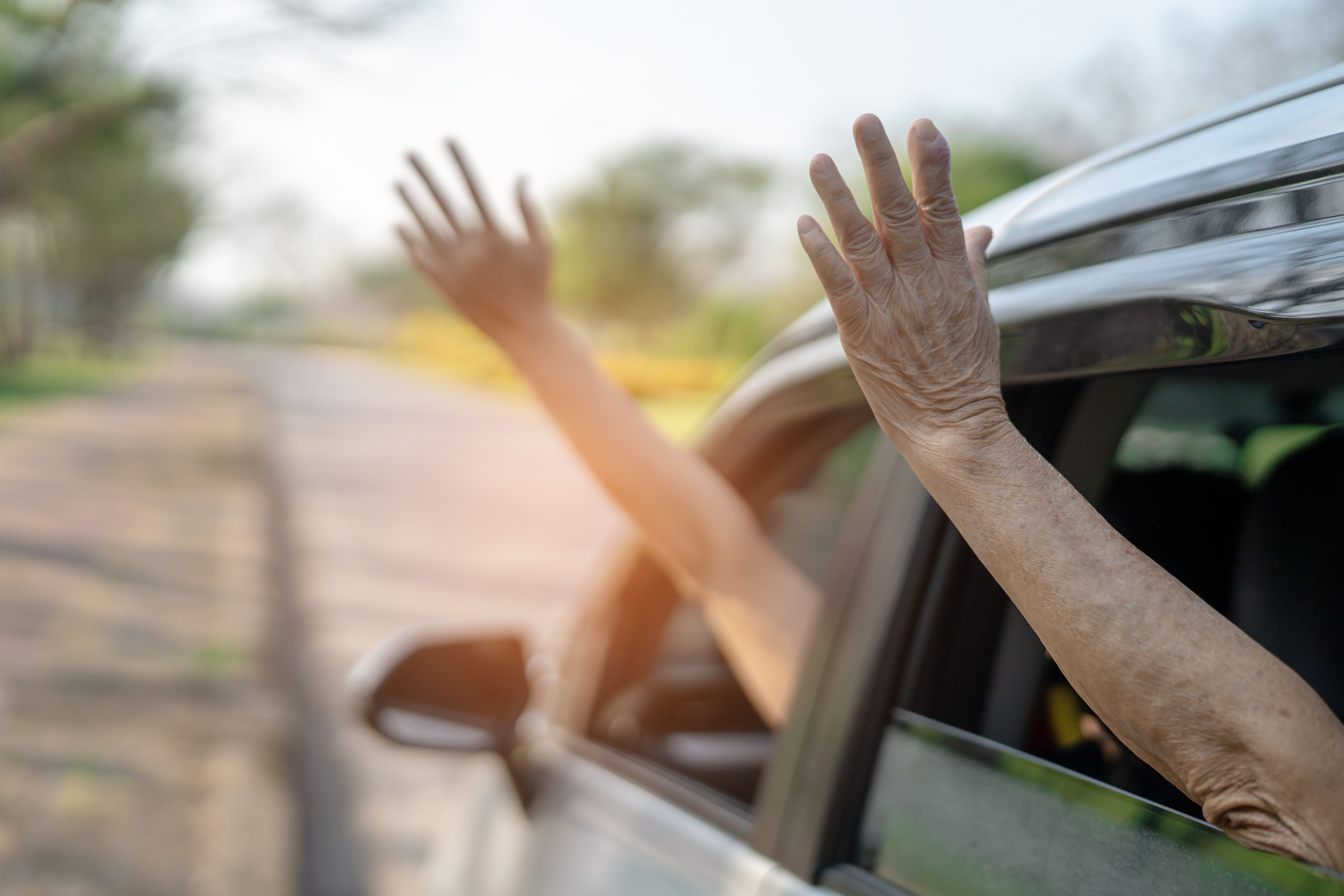 El Ayuntamiento de Terrassa y Cruz Roja se alían contra la soledad de los mayores en verano. Foto: Bigstock