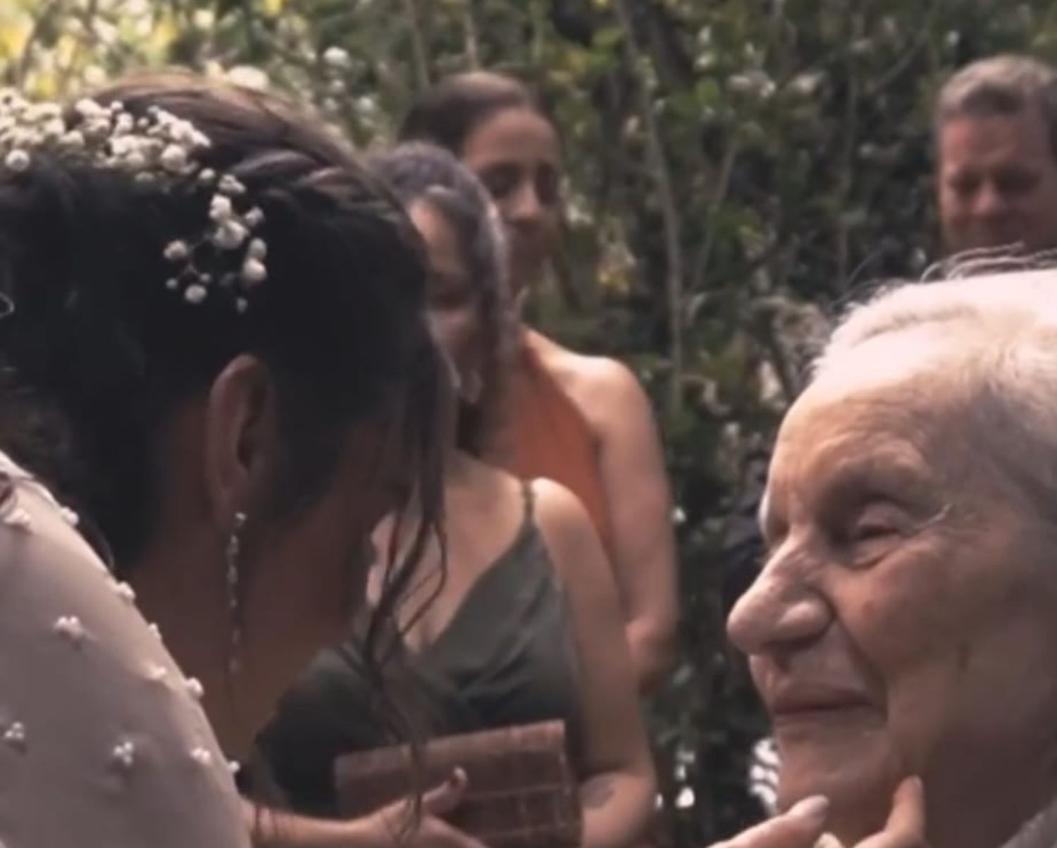 Su abuela con alzhéimer protagonizó "la mejor entrega de alianzas que se haya visto en una boda"