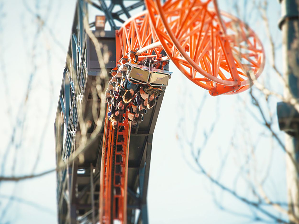 Pánico en el Parque de Atracciones de Madrid: atrapados en la montaña rusa durante una hora