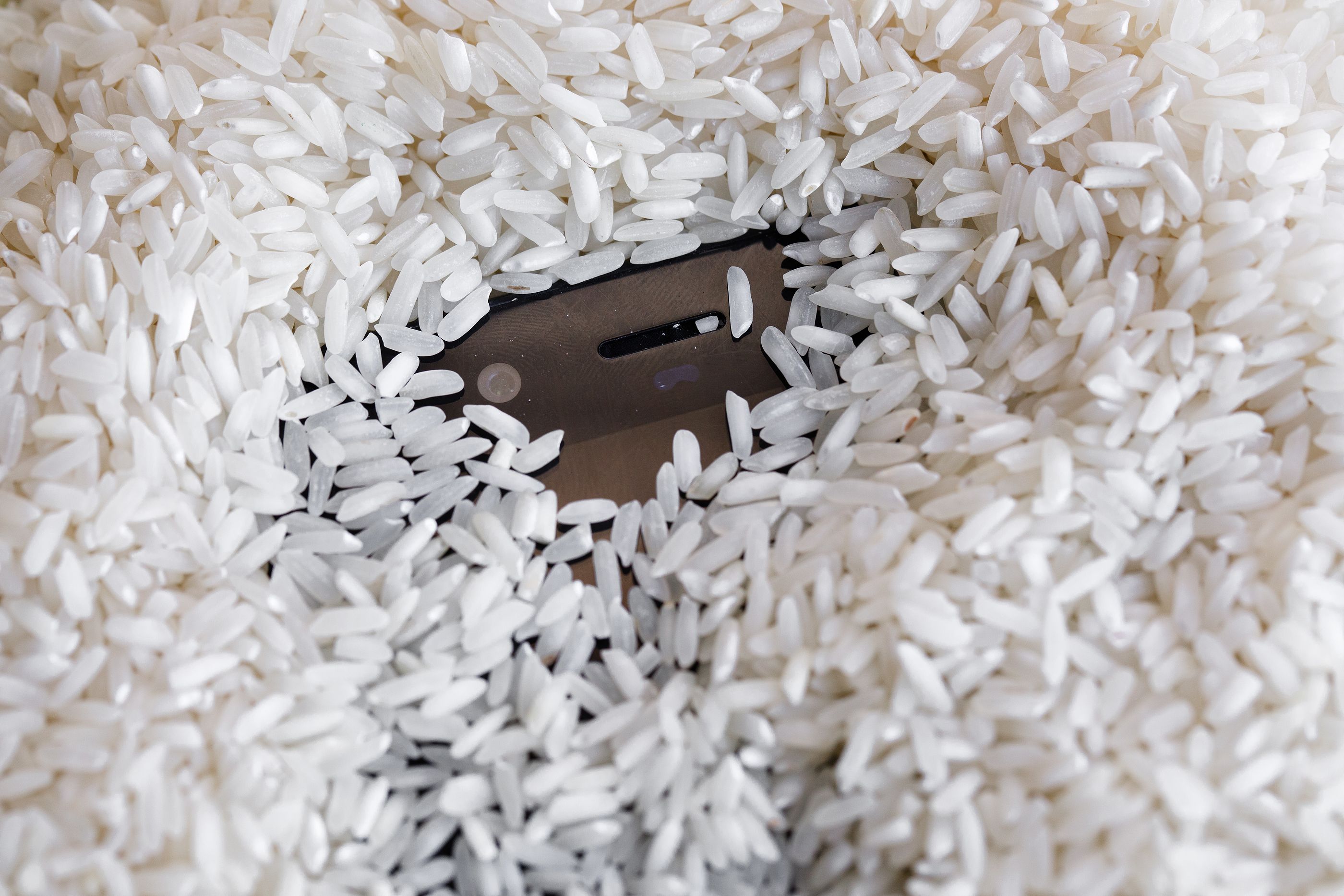 "Sumergir el móvil en arroz puede salvarlo" y otros 9 mitos sobre los smartphones