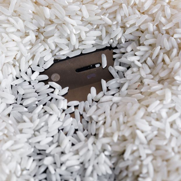¿Realmente funciona meter el teléfono móvil en arroz cuando se ha mojado?