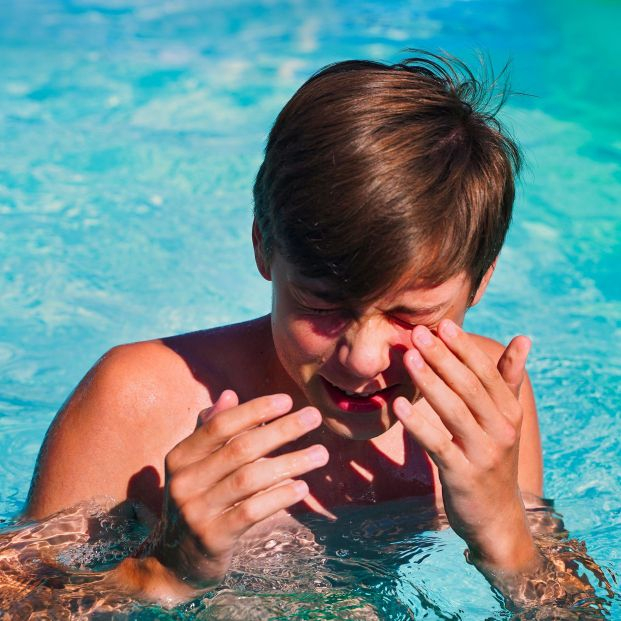 Evita el cloro en los ojos con estos sencillos consejos en la piscina