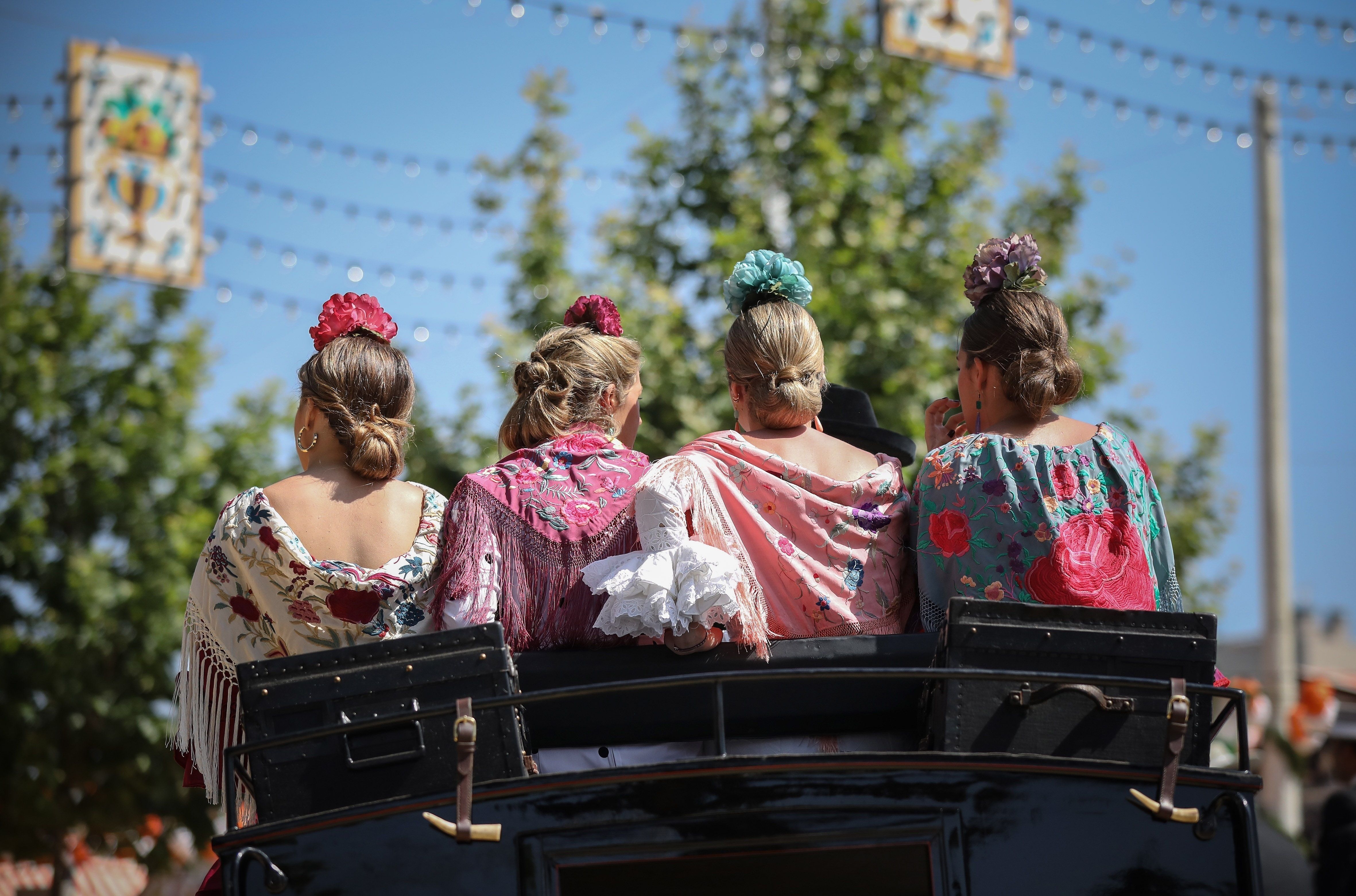 'Mayores de la costura': talleres de moda flamenca en Málaga contra la soledad