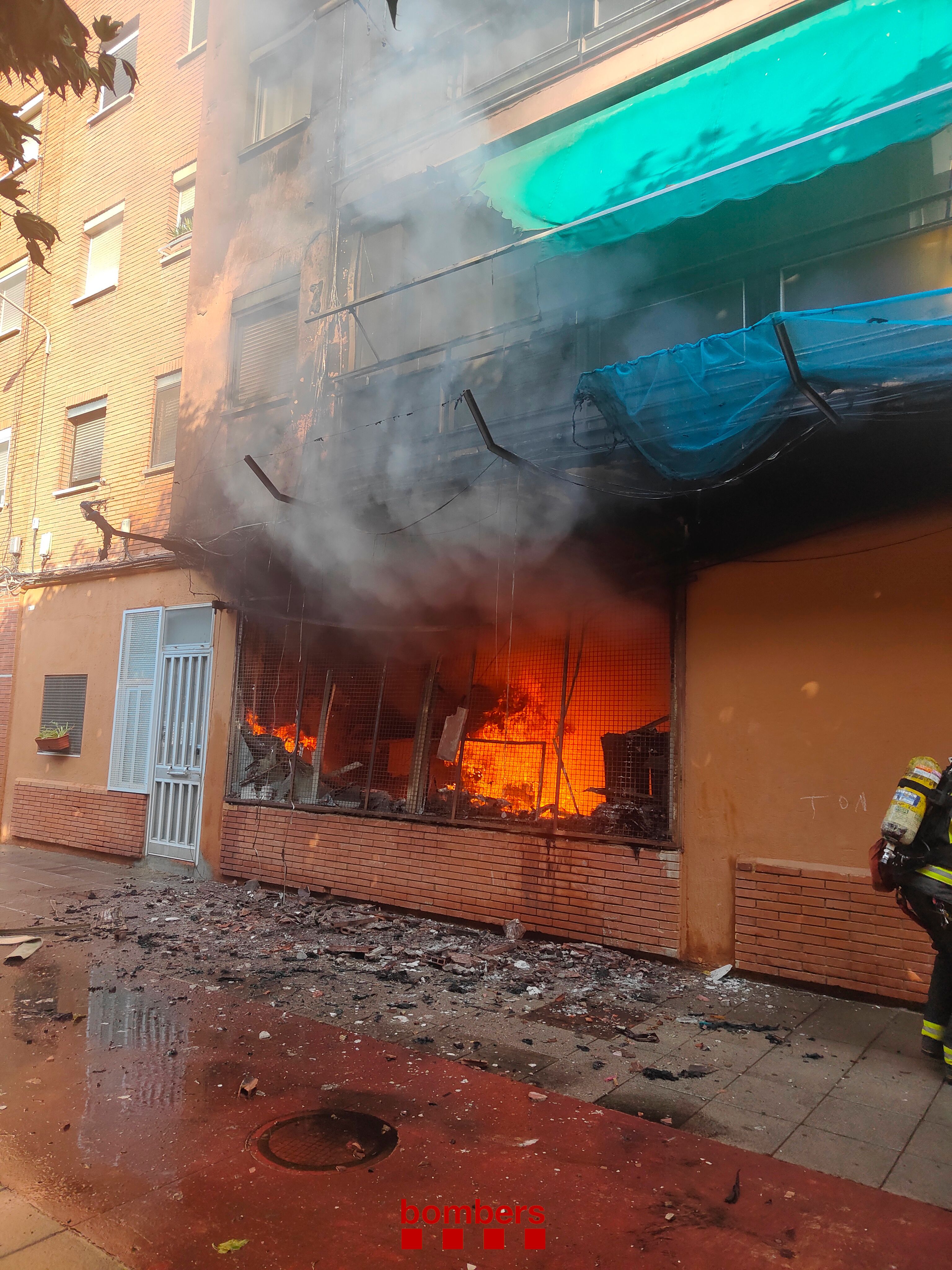 Siguen desalojados de su residencia 21 personas mayores tras el incendio en Sant Adrià (Barcelona)