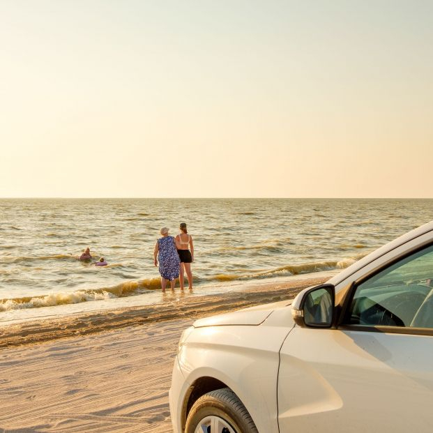 Sigue estos consejos para evitar que la playa dañe tu coche este verano. Foto: Bigstock