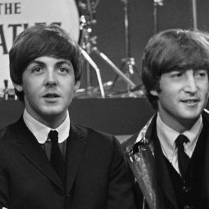 Sale a subasta la carta más dura de John Lennon a Paul McCartney