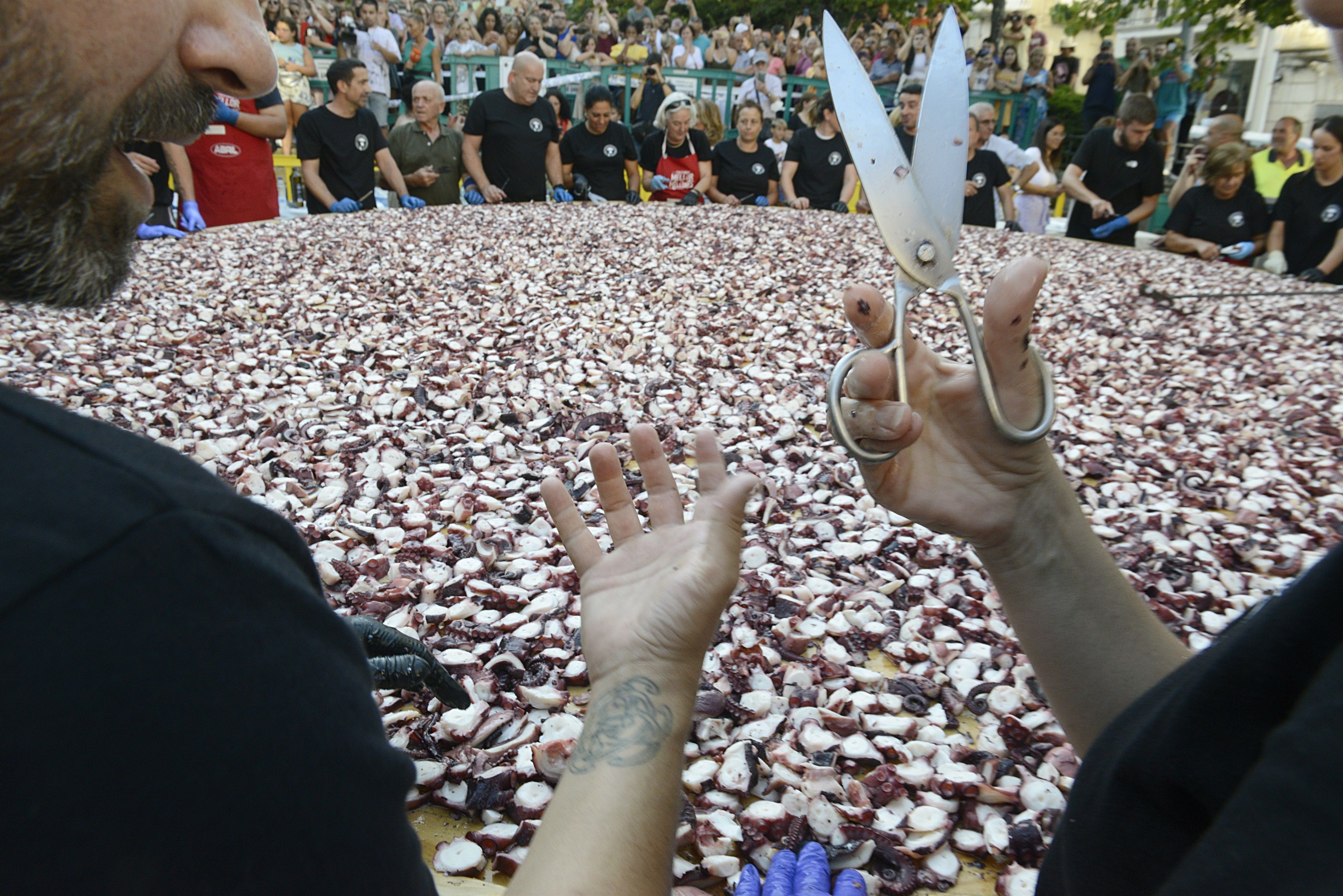 La localidad orensana de O Carballiño bate su récord con la tapa de pulpo más grande del mundo. Foto: Europa Press