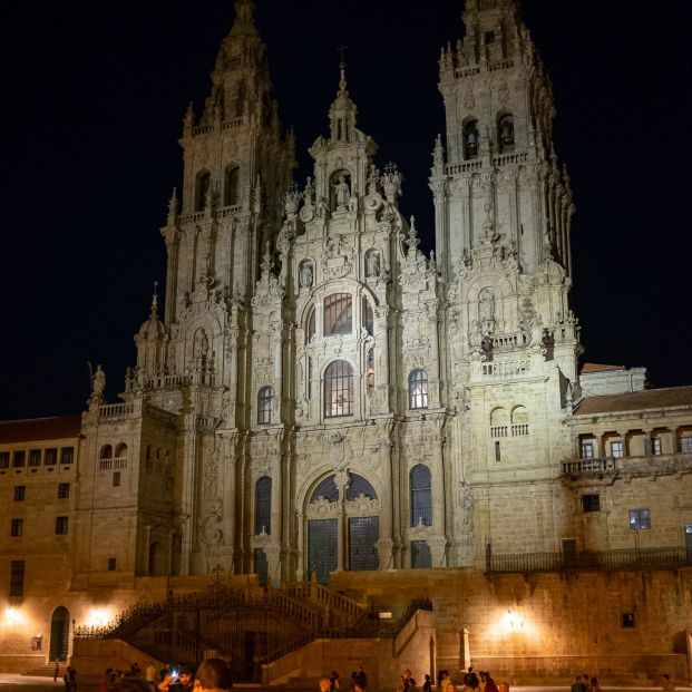 EuropaPress 4621401 catedral santiago compostela foco luz alumbrando fachada agosto 2022