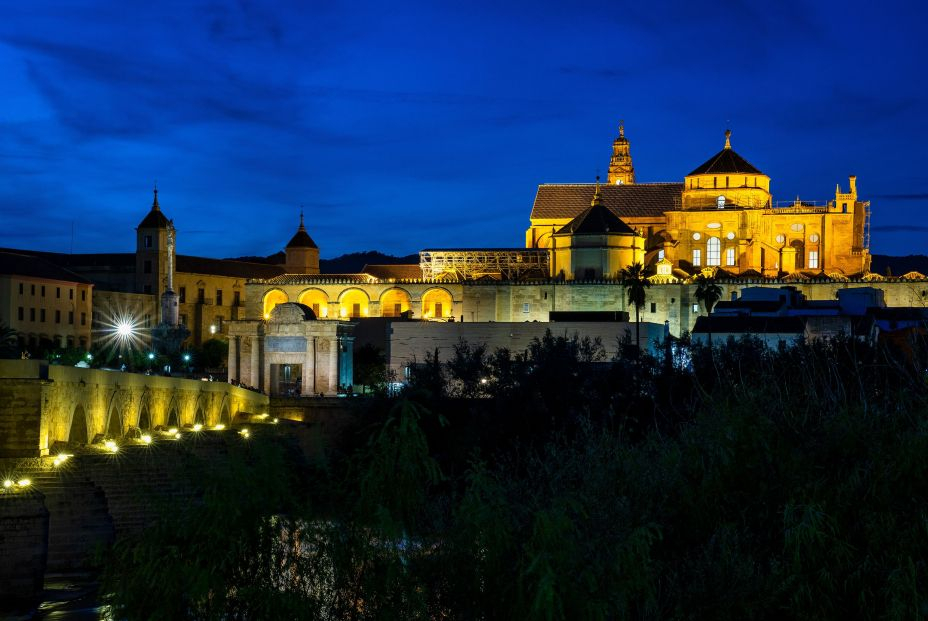 bigstock Mezquita catedral And Puente R 451570185