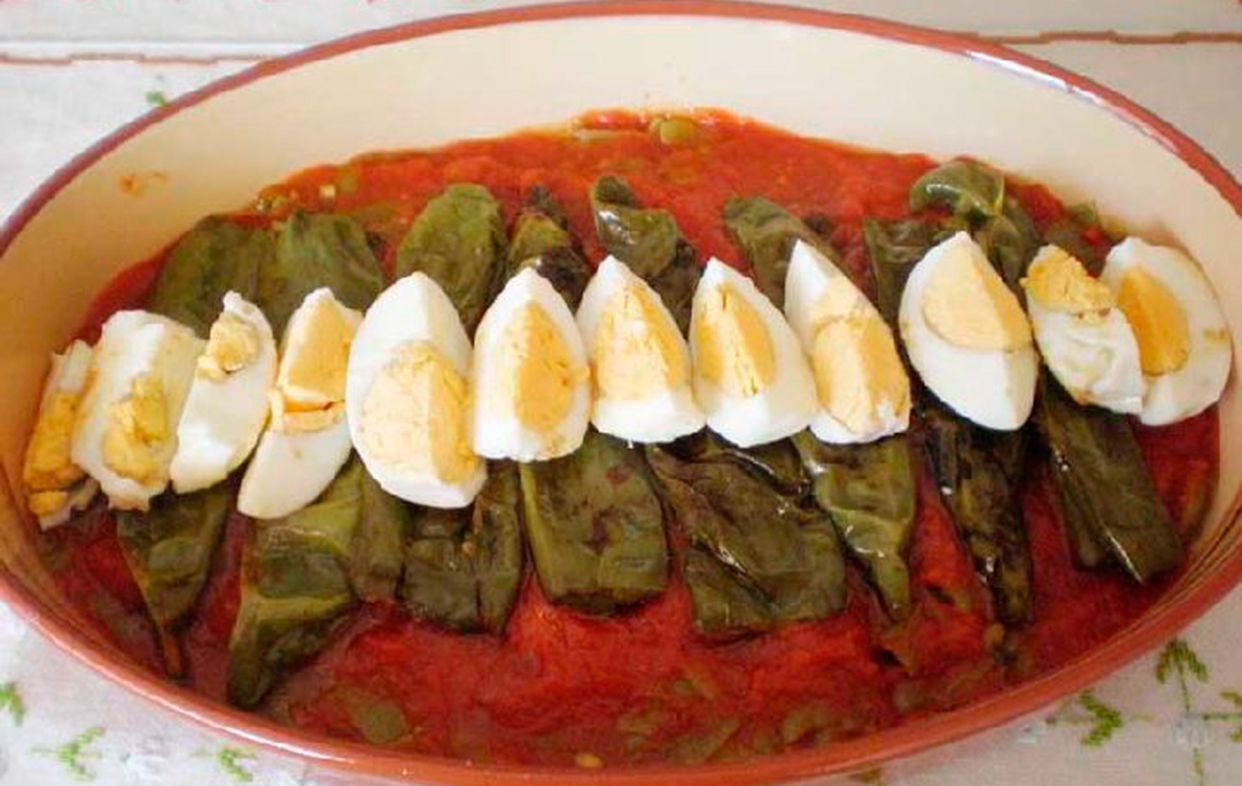 Judías verdes con pimientos fritos, tomate y huevo