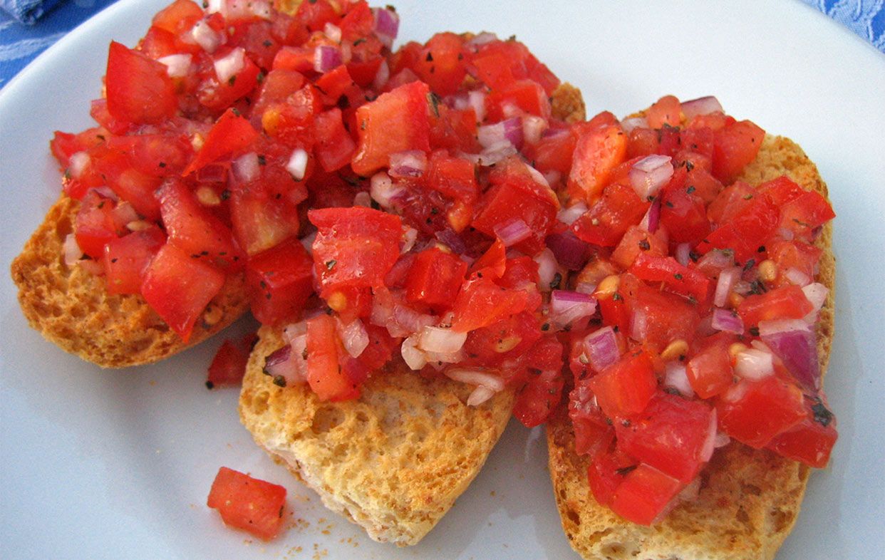 Receta de tostas de pipirrana, ideales para un picoteo veraniego