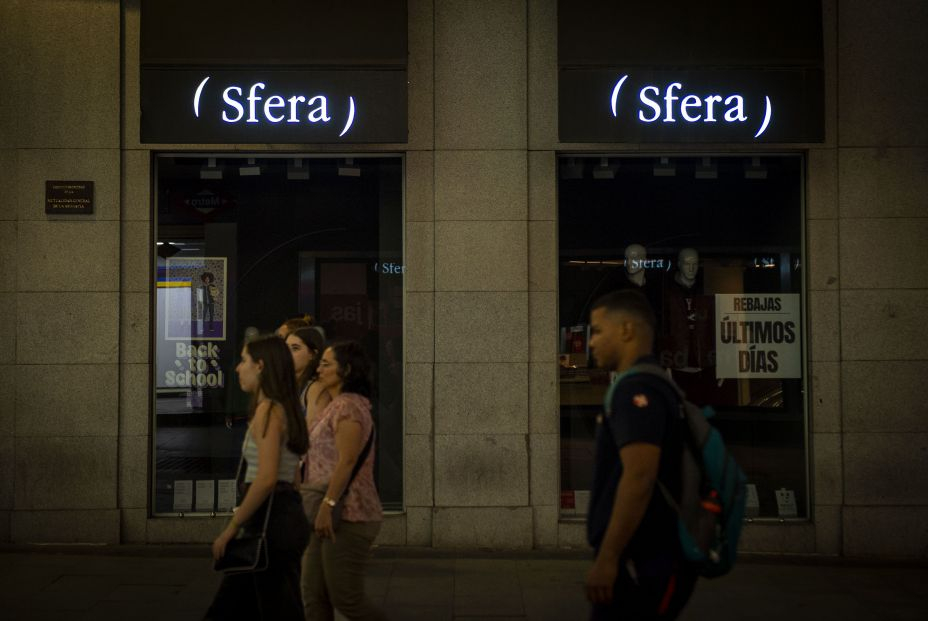 EuropaPress 4622657 varias personas pasan tienda ropa luces apagadas 10 agosto 2022 madrid EuropaPress 4622657 varias personas pasan tienda ropa luces apagadas 10 agosto 2022 madrid