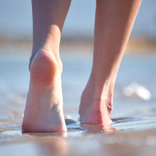 Cómo de beneficioso es caminar descalzo por la playa: consejos y recomendaciones. Foto: Bigstock