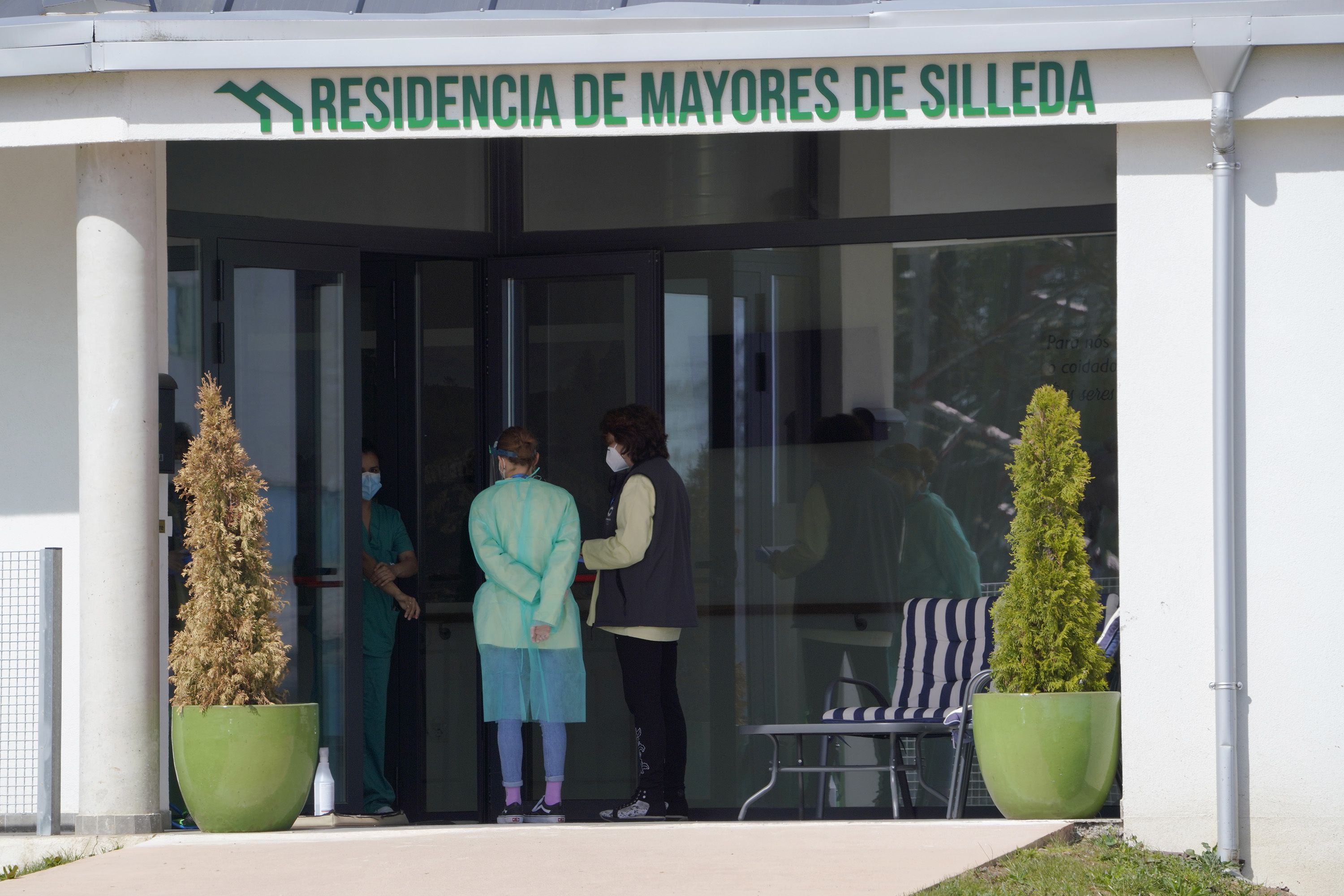 Los 3 principales riesgos laborales que afrontan a diario los trabajadores de residencias de mayores