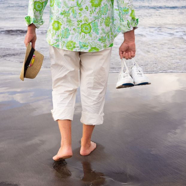 Cómo de beneficioso es caminar descalzo por la playa: consejos y recomendaciones. Foto: Bigstock
