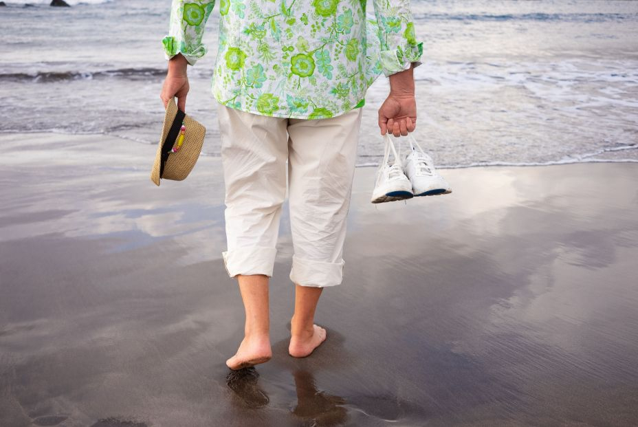 Cómo de beneficioso es caminar descalzo por la playa: consejos y recomendaciones. Foto: Bigstock