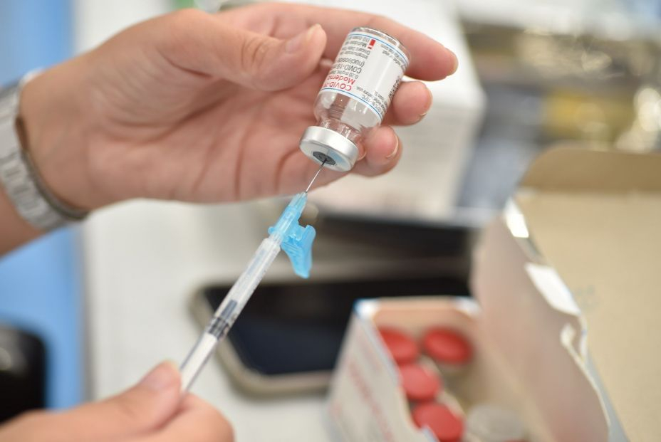 Reino Unido, primer país en aprobar una vacuna específica contra la variante ómicron