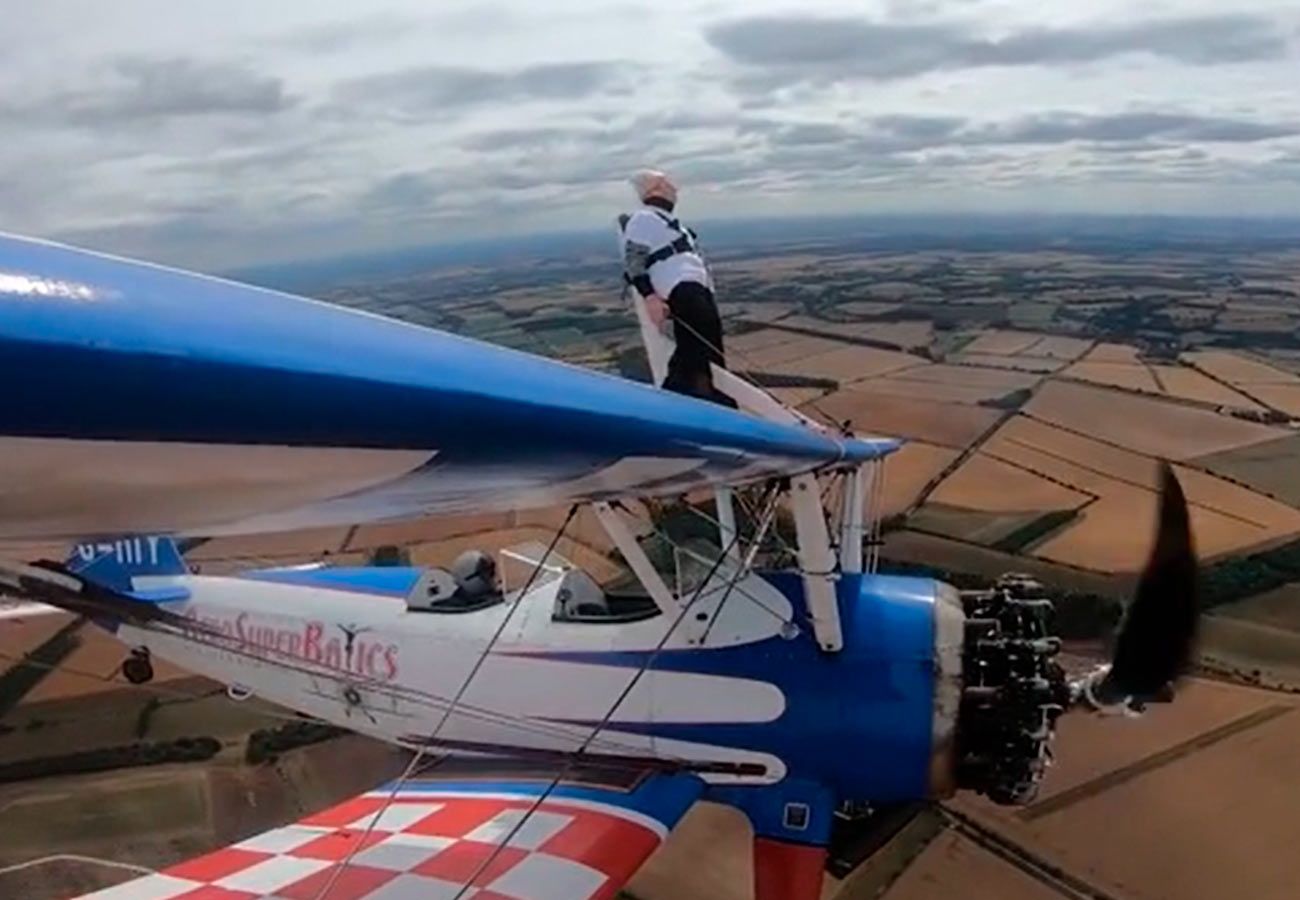 Con 93 años y artritis, bate récord Guinness al volar y hacer piruetas atada a las alas de un avión