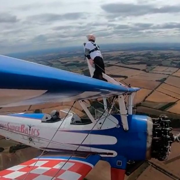 Con 93 años y artritis, bate récord Guinness al volar y hacer piruetas atada a las alas de un avión