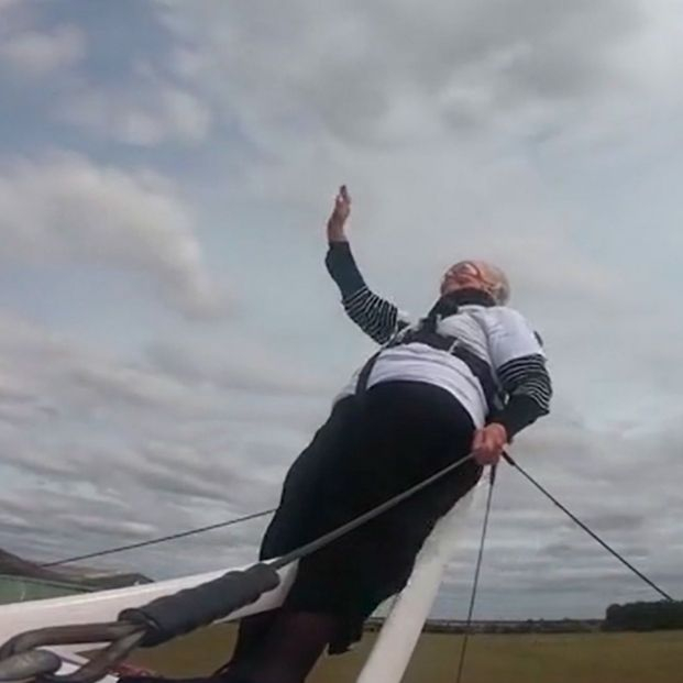 Con 93 años, bate un record Guinness al volar y hacer piruetas atada a las alas de un avión