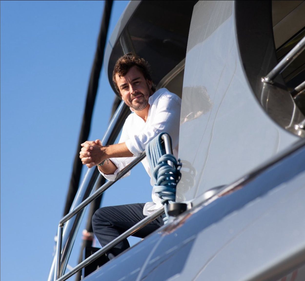 Fernando Alonso presume de yate: el asturiano pasa sus vacaciones en un navío de cuatro millones 