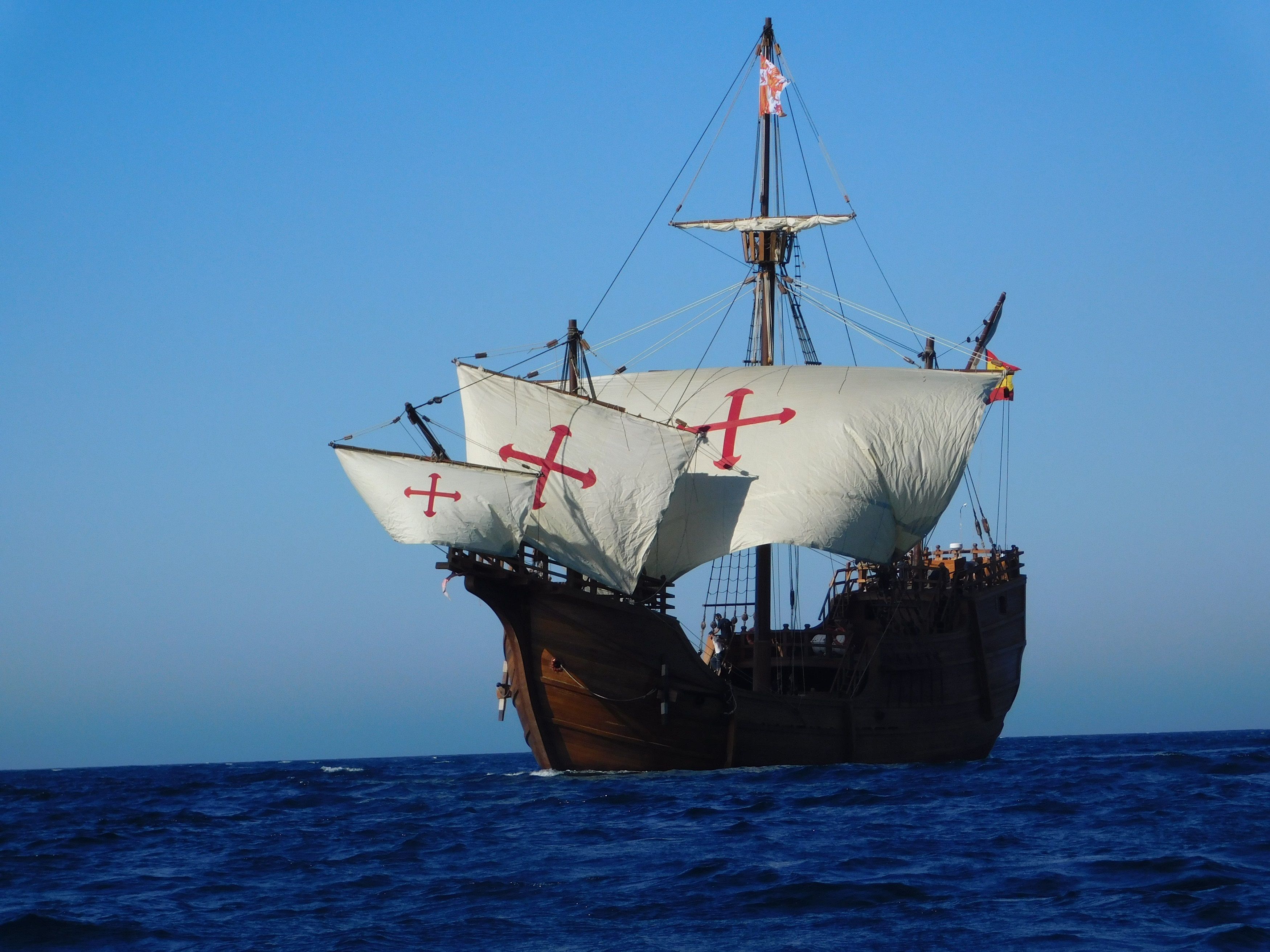 Una réplica del barco protagonista de la primera vuelta al mundo atraca en el puerto de Vigo
