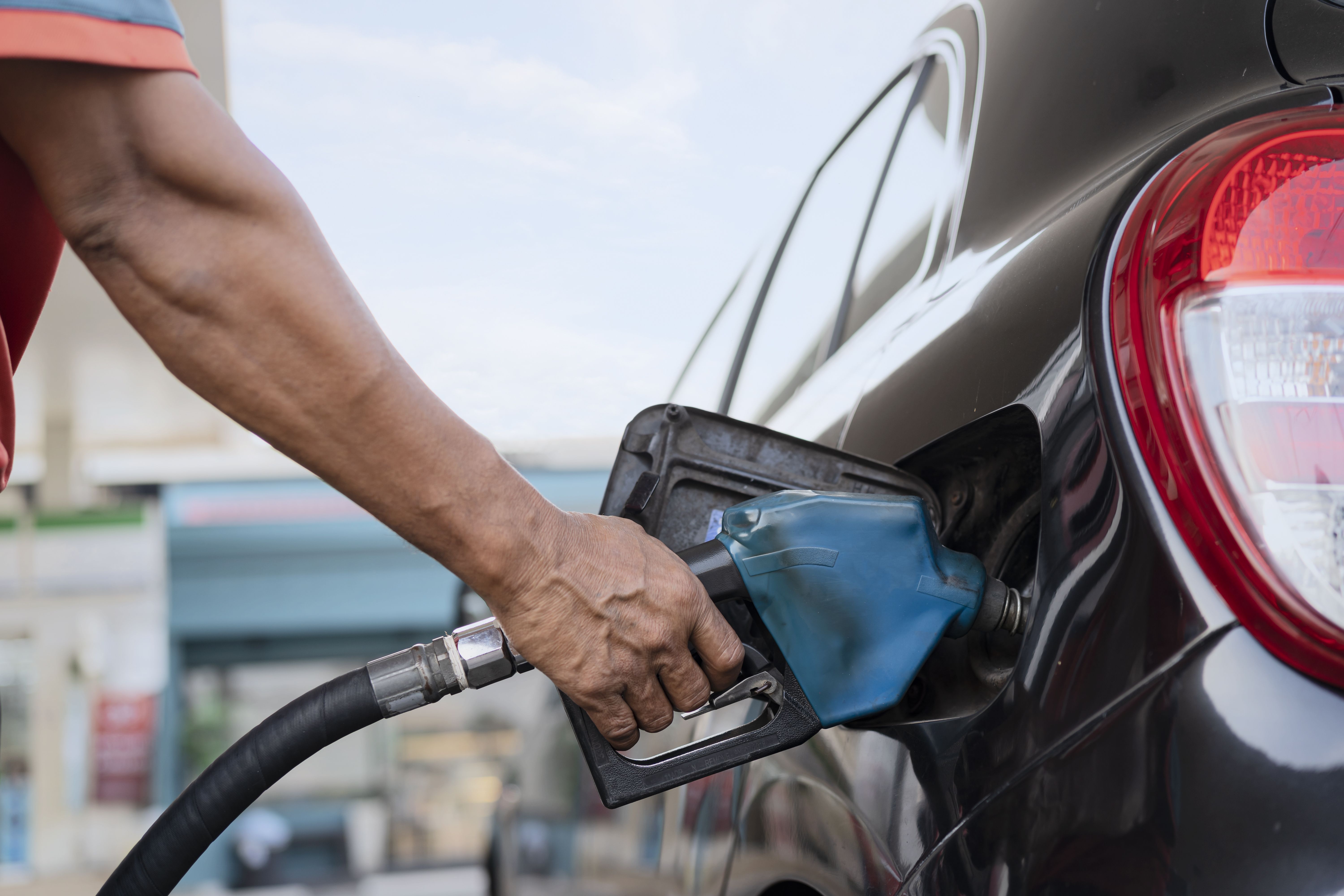 El precio de los carburantes cae a mínimos de abril y se abarata más de un 16% desde junio