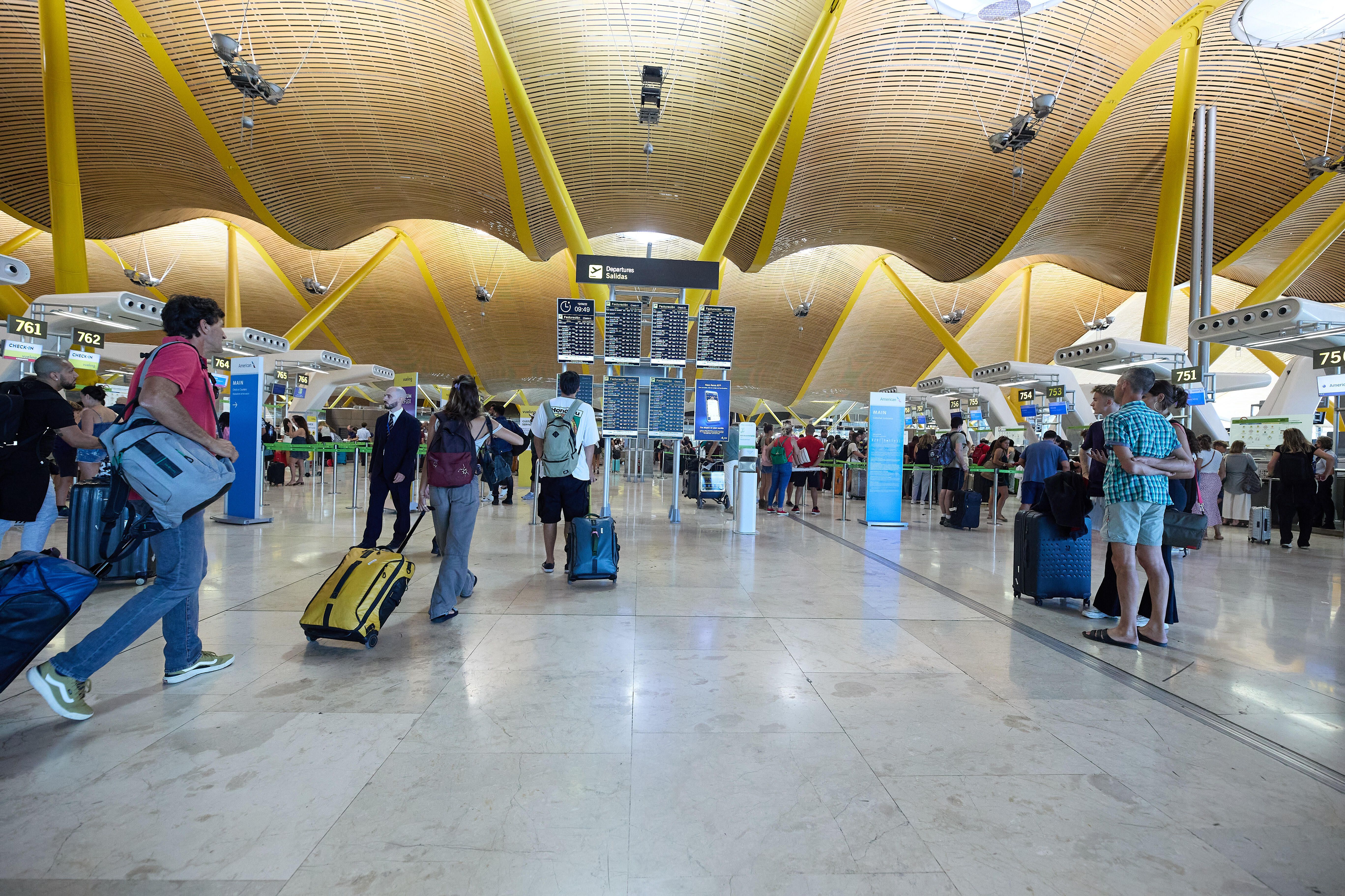 EuropaPress 4624307 viajeros enseres aeropuerto adolfo suarez madrid barajas 12 agosto 2022