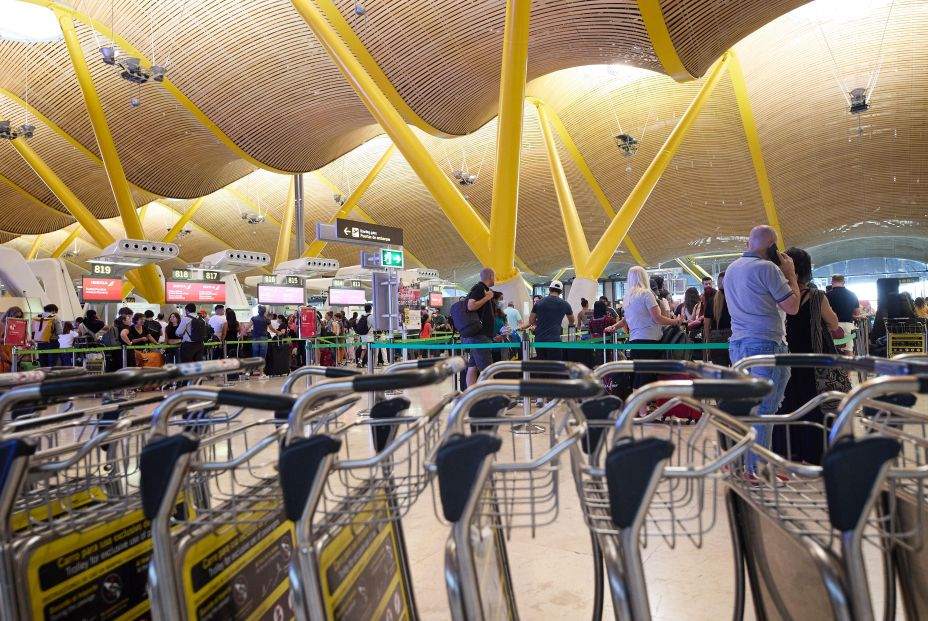 EuropaPress 4624325 viajeros esperan enseres aeropuerto adolfo suarez madrid barajas 12 agosto (1)