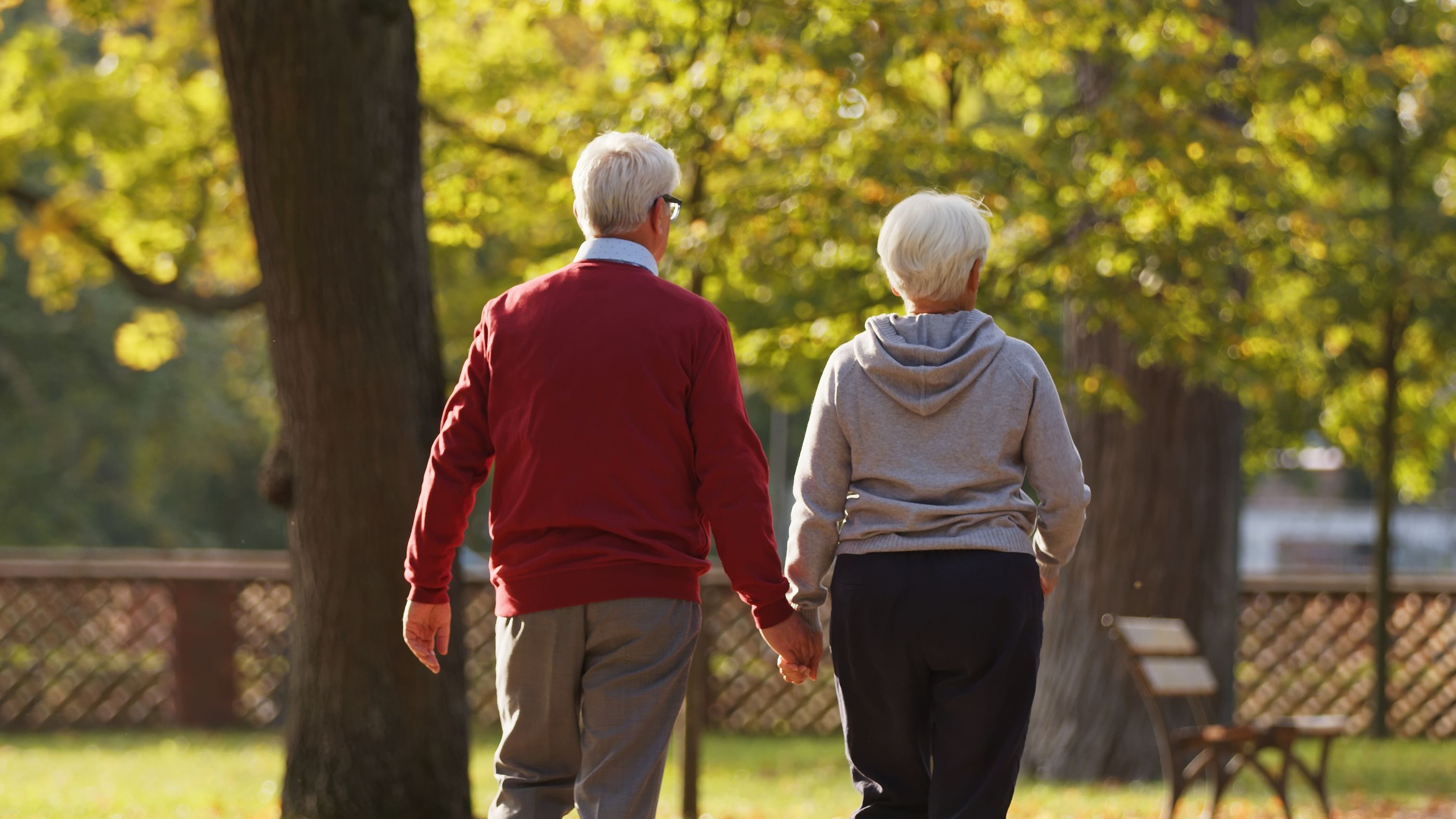 ¿Cuánto deben caminar las personas mayores de 65 años para estar sanas?