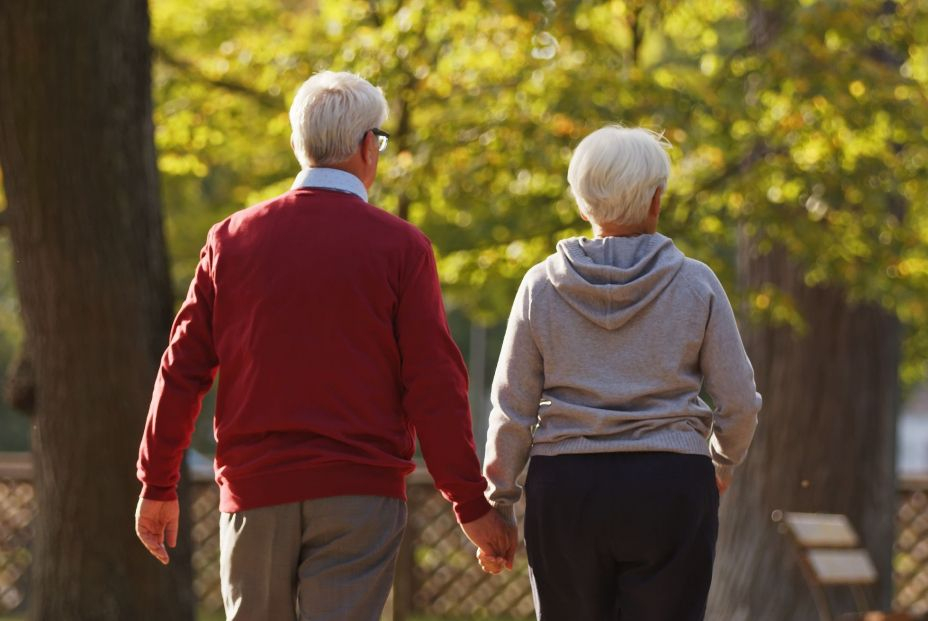 ¿Cuánto deben caminar las personas mayores de 65 años para estar sanas?