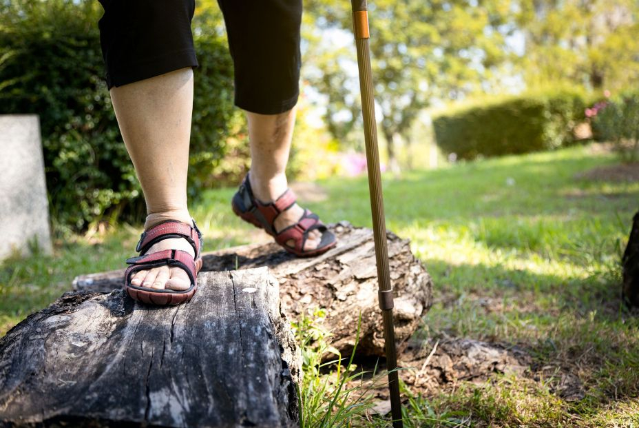 ¿Cuánto deben caminar las personas mayores de 65 años para estar sanas?