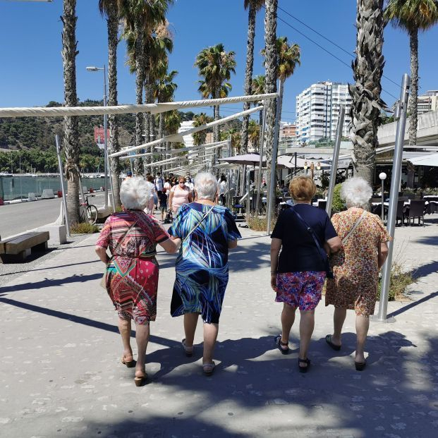 mujeres mayores caminando calle