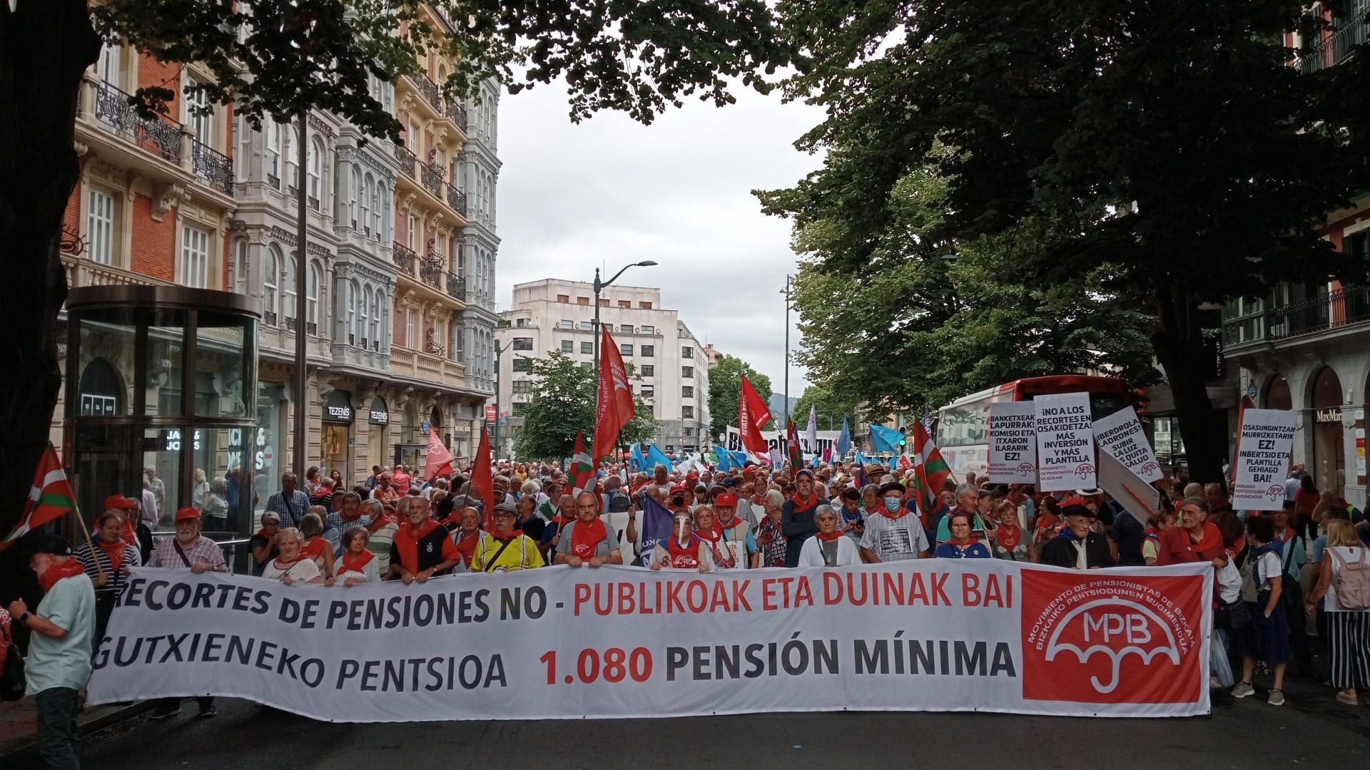 Miles de pensionistas vascos denuncian los recortes y exigen el IPC real 