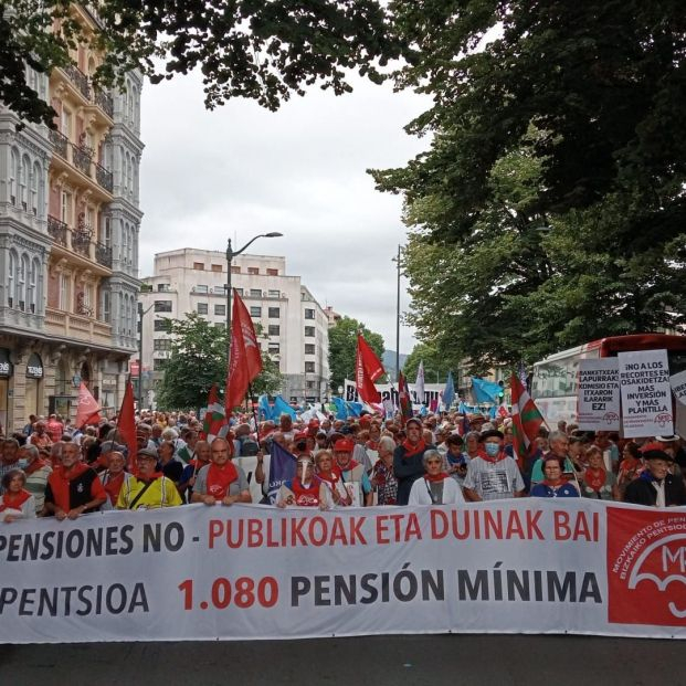 Miles de pensionistas vascos denuncian los recortes y exigen el IPC real Miles de pensionistas vascos denuncian los recortes y exigen el IPC real