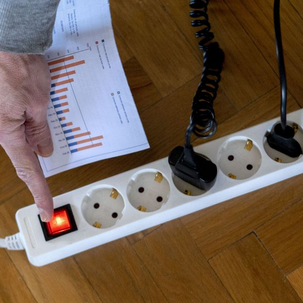 Los consumidores claman por el nuevo epígrafe que encarece su factura de la luz por el tope al gas. Foto: EuropaPress