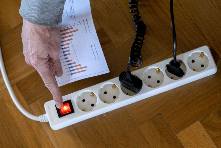 Los consumidores claman por el nuevo epígrafe que encarece su factura de la luz por el tope al gas. Foto: EuropaPress