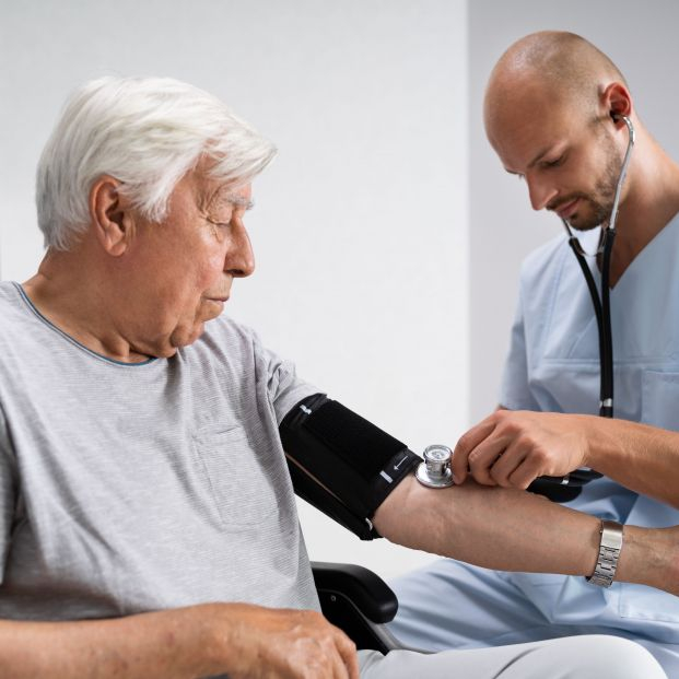 Un 20% de los pacientes hipertensos incumplen su tratamiento durante el verano