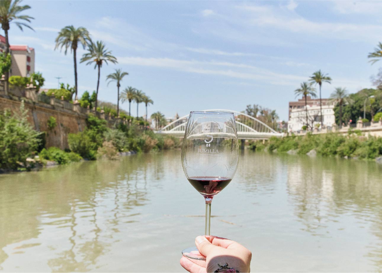 Cata maridada de vinos de Jumilla a bordo de un barco solar navegando por el río Segura. Foto: 1.001 Sabores Cata maridada de vinos de Jumilla a bordo de un barco solar navegando por el río Segura. Foto: 1.001 Sabores