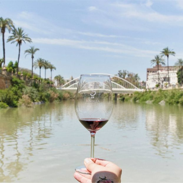 Cata maridada de vinos de Jumilla a bordo de un barco solar navegando por el río Segura. Foto: 1.001 Sabores