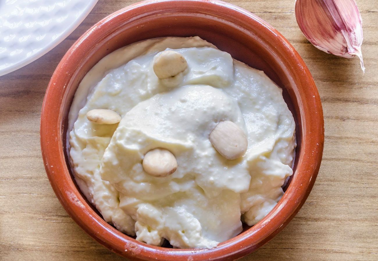 Cómo se hace el auténtico ajoblanco almeriense, que no se come con cuchara sino que se unta en pan