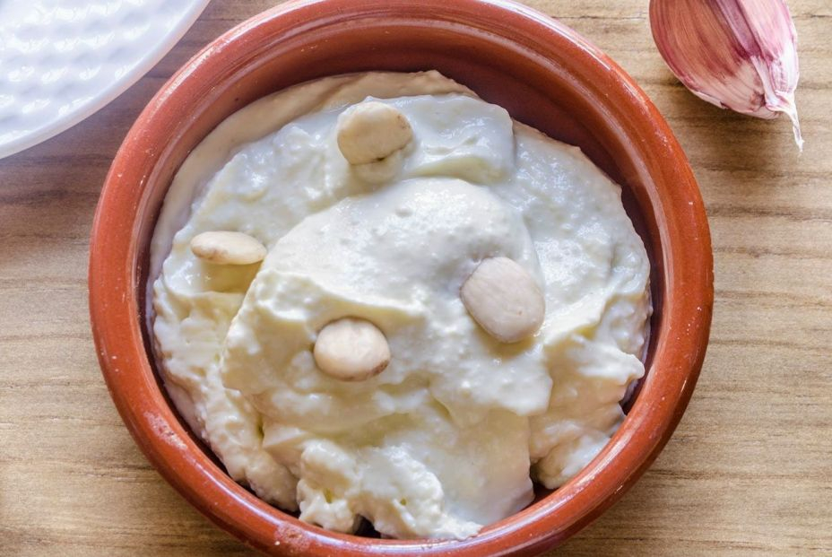 Cómo se hace el auténtico ajoblanco almeriense, que no se come con cuchara sino que se unta en pan