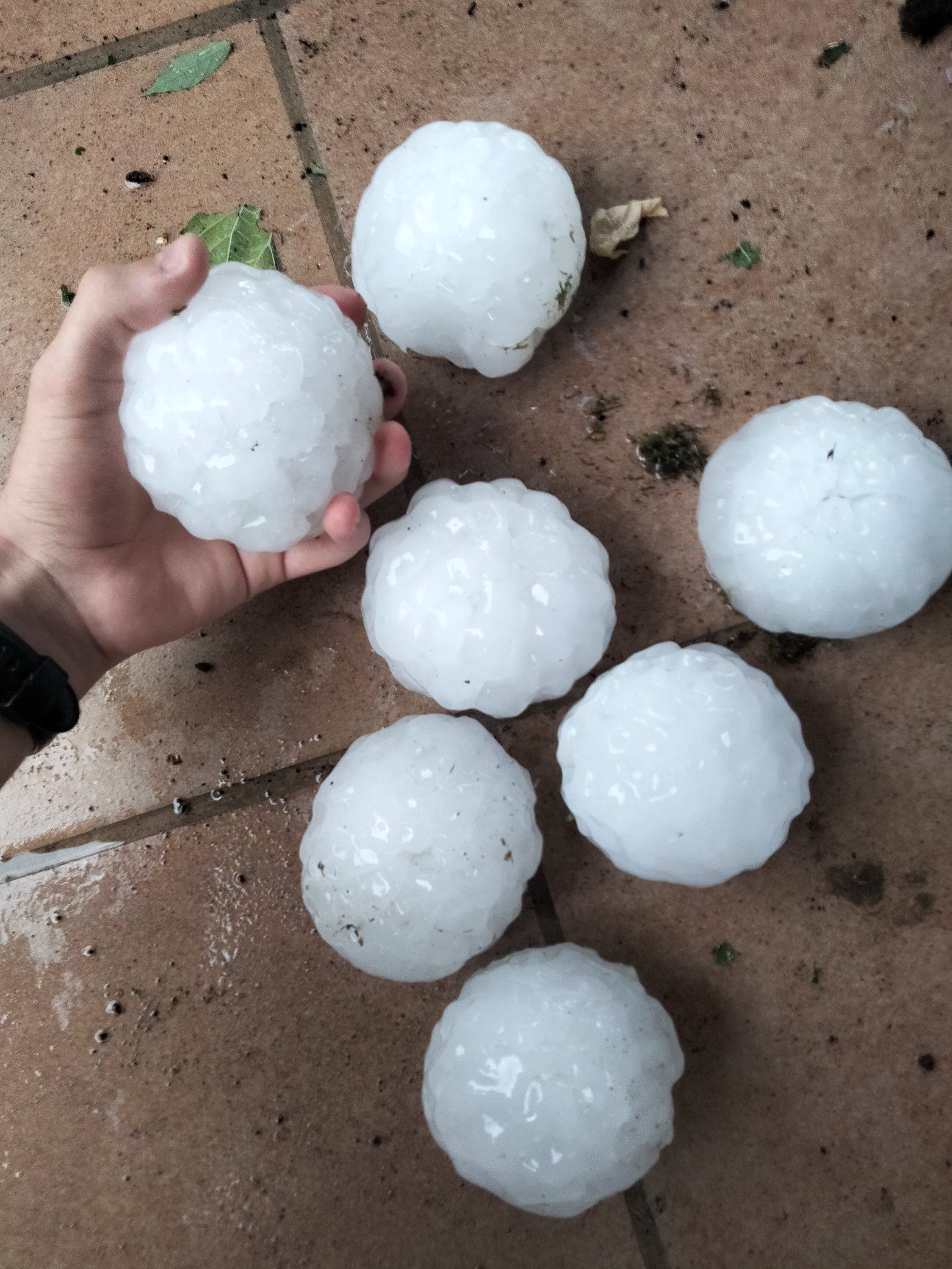 La bola de granizo que acabó con la vida de la bebé en Girona pudo haber caído a 200 km/h. Foto: Twitter