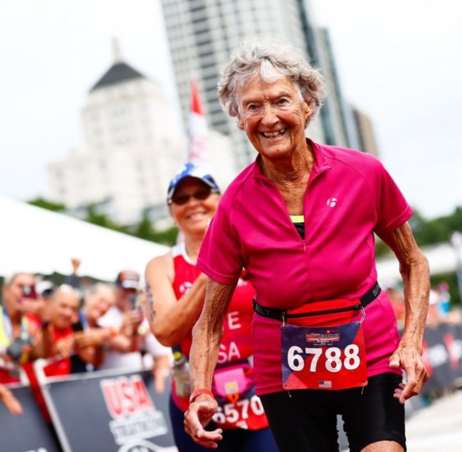 "Iron Nun", la monja de hierro que sigue corriendo y completando triatlones a los 92 años. Foto: Instagram