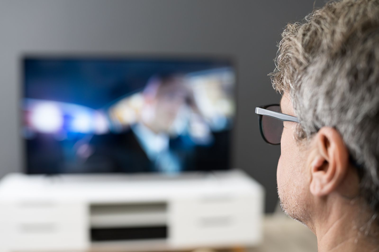 Los mayores de 64 años, los que más ven la tele. Foto: Bigstock